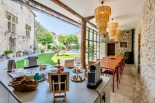Dpt Vaucluse (84), à vendre au Coeur de L'ISLE SUR LA SORGUE exceptionnelle maison de près de 600 m2 avec jardin paysagé avec piscine sur plus de 900 m2 et chapelle à rénover de près de 180 m2 