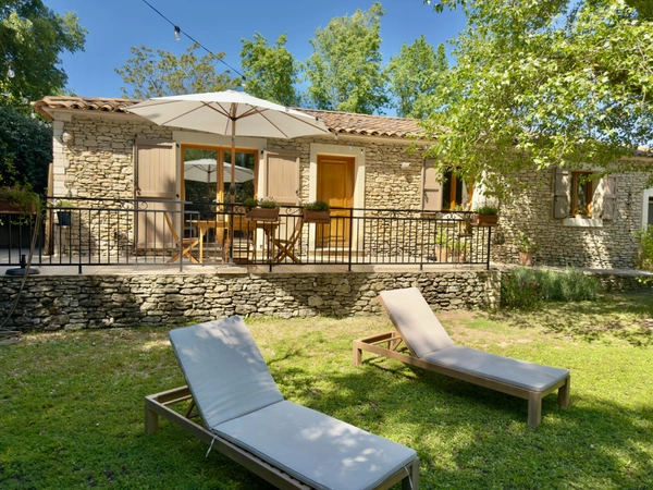 Dpt Vaucluse (84), à vendre aux Imberts quartier de GORDES, maison de plein pied avec 3 chambres et 1600 m2 de jardin  