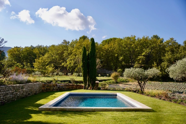 Maison à vendre Bastide composée de 5 suites avec piscine sur terrain attenant de près d'un hectare OPPEDE (84)