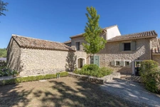 Dpt Vaucluse (84), à vendre GORDES propriété de 465 m2 en pierre avec 11 chambres sur près de 5 ha