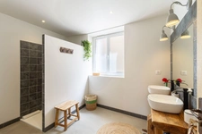 Character house (nearly 320 m2, 5 bedrooms) with interior courtyard, swimming pool & independent apartment (nearly 135 m2, 2 bedrooms) – Lagnes, Luberon (84)
