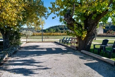 Dpt Vaucluse (84), à vendre en campagne de MENERBES, proche de Gordes et de l'Isle sur la Sorgue, Propriété de près de 2 ha avec Mas familial et dépendances sur près de 400 m² offrant 7 chambres