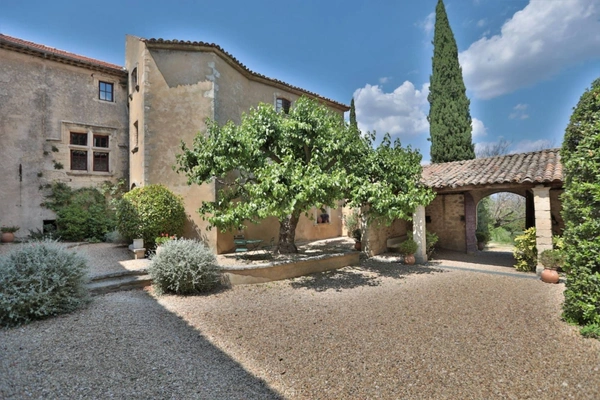 Propriete À Bonnieux(84) exceptionnelle ancienne magnanerie du XIIIᵉ siècle à rénover, près de 1 000 m² près de 7 ha
