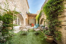 Character house (nearly 320 m2, 5 bedrooms) with interior courtyard, swimming pool & independent apartment (nearly 135 m2, 2 bedrooms) – Lagnes, Luberon (84)