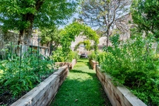 Dpt Vaucluse (84), à vendre au Coeur de L'ISLE SUR LA SORGUE exceptionnelle maison de près de 600 m2 avec jardin paysagé avec piscine sur plus de 900 m2 et chapelle à rénover de près de 180 m2 