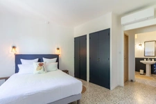 Character house (nearly 320 m2, 5 bedrooms) with interior courtyard, swimming pool & independent apartment (nearly 135 m2, 2 bedrooms) – Lagnes, Luberon (84)
