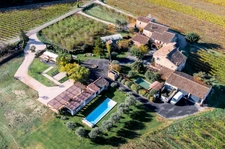Dpt Vaucluse (84), à vendre en campagne de MENERBES, proche de Gordes et de l'Isle sur la Sorgue, Propriété de près de 2 ha avec Mas familial et dépendances sur près de 400 m² offrant 7 chambres