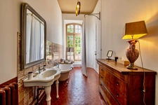 Dpt Vaucluse (84), à vendre au Coeur de L'ISLE SUR LA SORGUE exceptionnelle maison de près de 600 m2 avec jardin paysagé avec piscine sur plus de 900 m2 et chapelle à rénover de près de 180 m2 