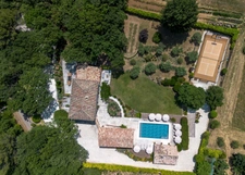 MÉNERBES – PROPRIÉTÉ D’EXCEPTION – 2 BÂTISSES – 9 CHAMBRES – PISCINE – SPA – PICKLE BALL – VUE LUBERON