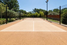 MÉNERBES – PROPRIÉTÉ D’EXCEPTION – 2 BÂTISSES – 9 CHAMBRES – PISCINE – SPA – PICKLE BALL – VUE LUBERON