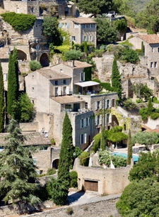 Dpt Vaucluse (84), à vendre au coeur de GORDES Maison de Village de près de 600 m2 avec piscine 
