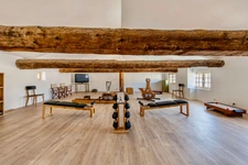 Dpt Vaucluse (84), à vendre au Coeur de L'ISLE SUR LA SORGUE exceptionnelle maison de près de 600 m2 avec jardin paysagé avec piscine sur plus de 900 m2 et chapelle à rénover de près de 180 m2 