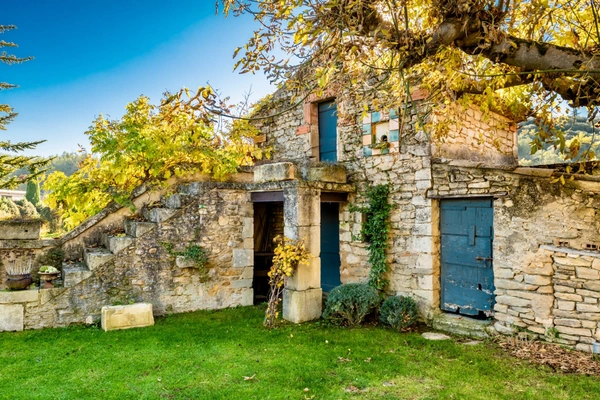 Dpt Vaucluse (84), à vendre en campagne de MENERBES, proche de Gordes et de l'Isle sur la Sorgue, Propriété de près de 2 ha avec Mas familial et dépendances sur près de 400 m² offrant 7 chambres