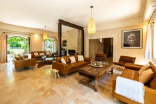 MÉNERBES – PROPRIÉTÉ D’EXCEPTION – 2 BÂTISSES – 9 CHAMBRES – PISCINE – SPA – PICKLE BALL – VUE LUBERON
