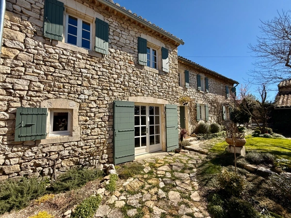 Mas de village avec jardin et piscine dans un hameau de Murs à 7 minutes de Gordes
