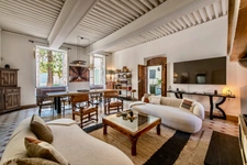 Dpt Vaucluse (84), à vendre au Coeur de L'ISLE SUR LA SORGUE exceptionnelle maison de près de 600 m2 avec jardin paysagé avec piscine sur plus de 900 m2 et chapelle à rénover de près de 180 m2 