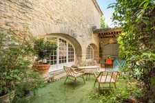 Maison de caractère (près de 320 m2, 5 chambres) avec cour intérieure, piscine & appartement indépendant (près de 135 m2, 2 chambres) – Lagnes, Luberon (84)