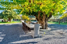 Dpt Vaucluse (84), à vendre en campagne de MENERBES, proche de Gordes et de l'Isle sur la Sorgue, Propriété de près de 2 ha avec Mas familial et dépendances sur près de 400 m² offrant 7 chambres
