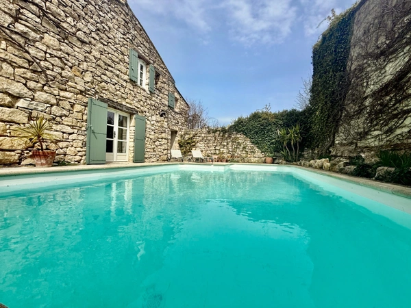 Mas de village avec jardin et piscine dans un hameau de Murs à 7 minutes de Gordes