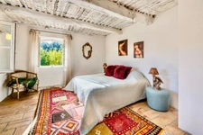 Dpt Vaucluse (84), à vendre en campagne de MENERBES, proche de Gordes et de l'Isle sur la Sorgue, Propriété de près de 2 ha avec Mas familial et dépendances sur près de 400 m² offrant 7 chambres
