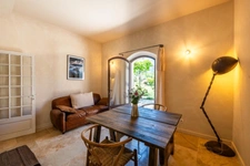MÉNERBES – PROPRIÉTÉ D’EXCEPTION – 2 BÂTISSES – 9 CHAMBRES – PISCINE – SPA – PICKLE BALL – VUE LUBERON