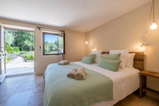 MÉNERBES – PROPRIÉTÉ D’EXCEPTION – 2 BÂTISSES – 9 CHAMBRES – PISCINE – SPA – PICKLE BALL – VUE LUBERON