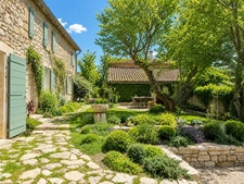 Mas de village avec jardin et piscine dans un hameau de Murs à 7 minutes de Gordes