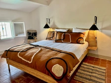 Character house (nearly 320 m2, 5 bedrooms) with interior courtyard, swimming pool & independent apartment (nearly 135 m2, 2 bedrooms) – Lagnes, Luberon (84)