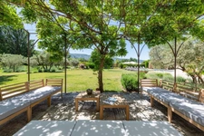 MÉNERBES – PROPRIÉTÉ D’EXCEPTION – 2 BÂTISSES – 9 CHAMBRES – PISCINE – SPA – PICKLE BALL – VUE LUBERON
