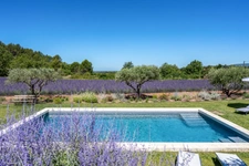 Bastide à vendre composée de 4 suites, 1 annexe avec piscine sur terrain attenant de près d'un hectare OPPEDE (84)