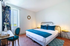 Character house (nearly 320 m2, 5 bedrooms) with interior courtyard, swimming pool & independent apartment (nearly 135 m2, 2 bedrooms) – Lagnes, Luberon (84)