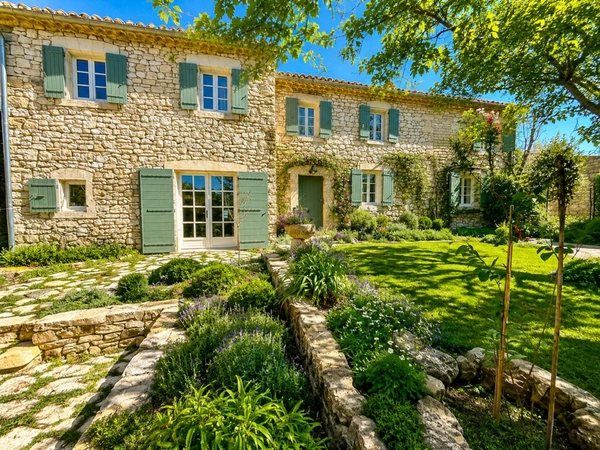 Mas de village avec jardin et piscine dans un hameau de Murs à 7 minutes de Gordes