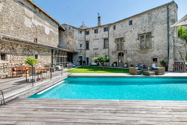 Dpt Vaucluse (84), à vendre au Coeur de L'ISLE SUR LA SORGUE exceptionnelle maison de près de 600 m2 avec jardin paysagé avec piscine sur plus de 900 m2 et chapelle à rénover de près de 180 m2 