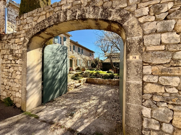 Mas de village avec jardin et piscine dans un hameau de Murs à 7 minutes de Gordes