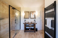 MÉNERBES – PROPRIÉTÉ D’EXCEPTION – 2 BÂTISSES – 9 CHAMBRES – PISCINE – SPA – PICKLE BALL – VUE LUBERON