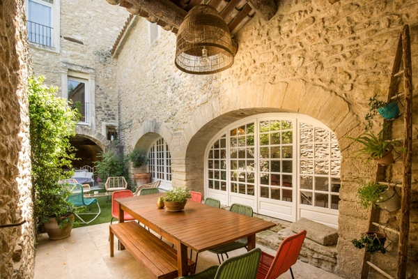 Maison de caractère (près de 320 m2, 5 chambres) avec cour intérieure, piscine & appartement indépendant (près de 135 m2, 2 chambres) – Lagnes, Luberon (84)