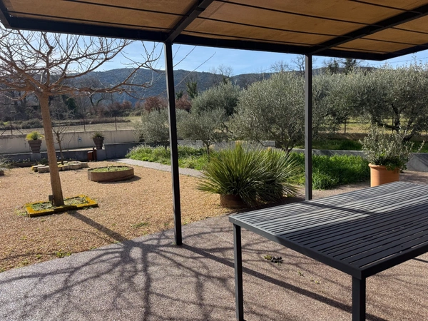 Mas rénové à vendre en campagne de OPPEDE (84), près 200 m2, 3 chambres sur terrain attenant piscinable de près de 1075 m2.