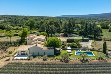 Bastide à vendre composée de 4 suites, 1 annexe avec piscine sur terrain attenant de près d'un hectare OPPEDE (84)