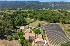 Bastide à vendre composée de 4 suites, 1 annexe avec piscine sur terrain attenant de près d'un hectare OPPEDE (84)