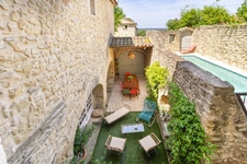 Character house (nearly 320 m2, 5 bedrooms) with interior courtyard, swimming pool & independent apartment (nearly 135 m2, 2 bedrooms) – Lagnes, Luberon (84)