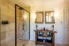 MÉNERBES – PROPRIÉTÉ D’EXCEPTION – 2 BÂTISSES – 9 CHAMBRES – PISCINE – SPA – PICKLE BALL – VUE LUBERON