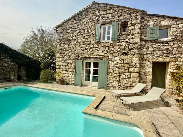 Mas de village avec jardin et piscine dans un hameau de Murs à 7 minutes de Gordes