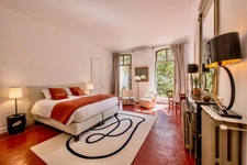 Dpt Vaucluse (84), à vendre au Coeur de L'ISLE SUR LA SORGUE exceptionnelle maison de près de 600 m2 avec jardin paysagé avec piscine sur plus de 900 m2 et chapelle à rénover de près de 180 m2 