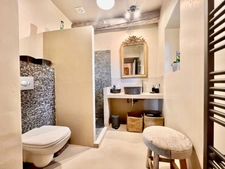 Dpt Vaucluse (84), à vendre en campagne de MENERBES, proche de Gordes et de l'Isle sur la Sorgue, Propriété de près de 2 ha avec Mas familial et dépendances sur près de 400 m² offrant 7 chambres