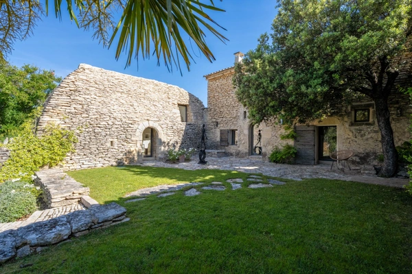 Propriété à vendre avec Mas d’Exception, Borie avec près de 310m2,à Gordes (84). piscine sur 3,4 hectares