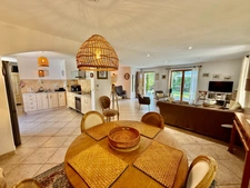Dpt Vaucluse (84), à vendre aux Imberts quartier de GORDES, maison de plein pied avec 3 chambres et 1600 m2 de jardin  
