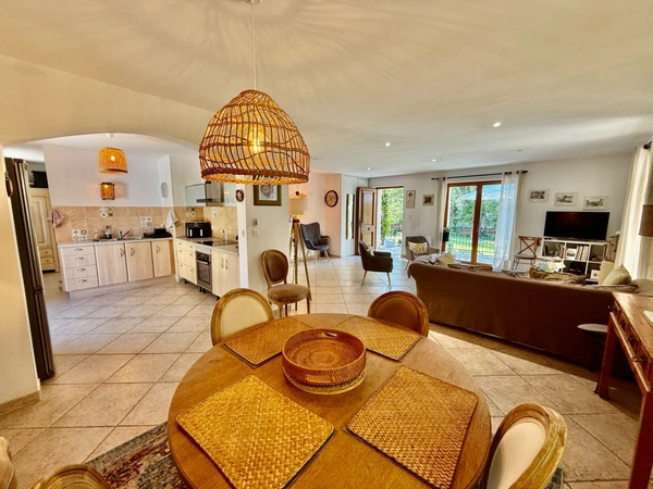 Dpt Vaucluse (84), à vendre aux Imberts quartier de GORDES, maison de plein pied avec 3 chambres et 1600 m2 de jardin  