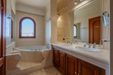 Villa contemporaine de prestige – Vue mer – Piscine chauffée & jacuzzi – Saint-Jean Grasse