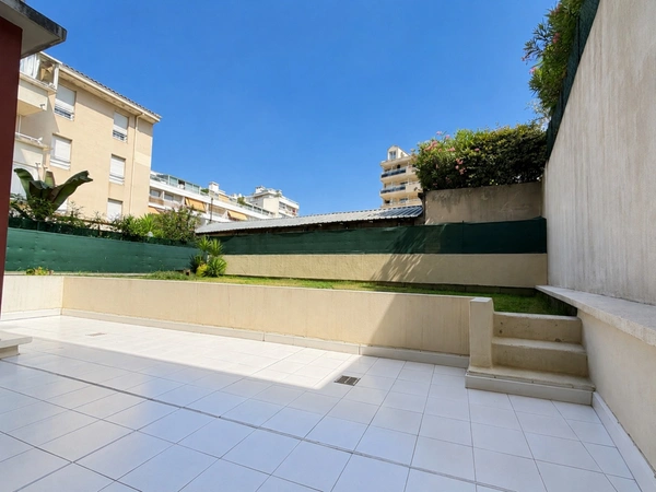 Comme une maison ! Rare 4 pièces avec 140 m² de jardin à 3 min des plages - Cannes La Bocca (06)