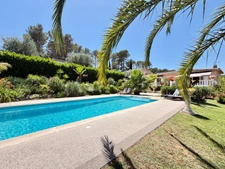 PEYMEINADE – Maison de 189 m² avec appartement indépendant, piscine, garage et terrain paysager de 1 290 m²(06)